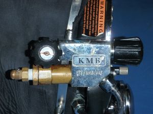 구조 밸브(왼쪽 위), 주 공기 공급용 역류 방지 밸브(왼쪽 아래), 자유 유동 밸브(오른쪽)가 표시된 KM18 밴드 마스크의 구조 블록