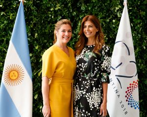 그레고어(왼쪽)와 훌리아나 아와다, 아르헨티나 대통령 영부인 in 부에노스아이레스, 2018년 11월