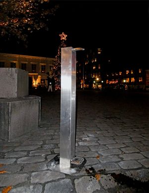 2020년 11월 28일 스웨덴 Ystad의 광장에 있는 손 소독제 펌프.