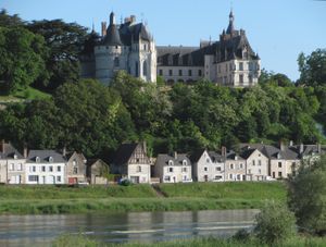 루아르 강 위에 서 있는 쇼몽 성