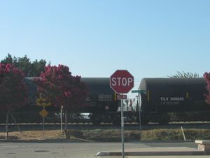 캘리포니아 코델리아 교차로에서 정지 표지판 뒤에 있는 기차