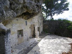 쇼 타이큐와 그의 아들 아시토 카나하시의 묘, 난조