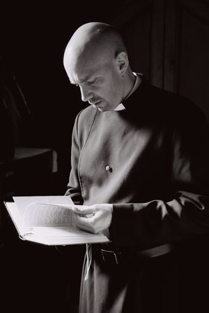 표준 더블 브레스 사럼 카소크를 입은 성공회 사제