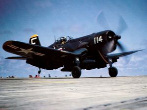 6}}에서 이륙하는 F4U-4 Corsair