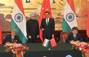 2013년 주중 인도 대사 자격으로 중국을 방문한 자이샹카르 (왼쪽)와 만모한 싱 총리