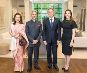 자이샹카르와 쿄코(그의 아내, 왼쪽 서있는 사람)가 토니 블링컨과 함께 워싱턴 D.C.에 있다.