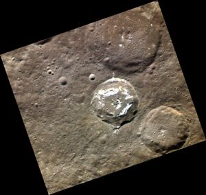 수성의 바라나우스카스 크레이터(중앙)의 근사적인 색상 표현. 크레이터 내 밝은 부분은 할로우이다.