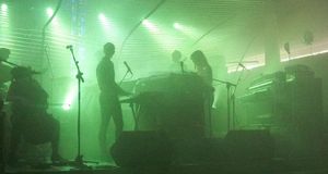 2012년 스테인셰르 시에서 열린 스테인셰르페스티벌에서 공연하는 순푀르와 밴드