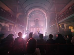 2015년 The Great Escape Festival에서 브라이튼 세인트 조지 교회에서 공연하는 순푀르