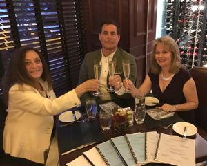 에드워드 A. 그라프 박사(Ph.D.), 변호사 레아 풀로스-뮬러(미국 올림픽 선수이자 세계 기록 보유자)와 변호사 수잔 스위프트(배우이자 작가)가 미국 제7 순회 법원의 항소 결정에 따라 밀워키의 Pfister 호텔에서 축하하는 모습. 원고의 미국 증권 거래 위원회 규정 위반 및 항소 기각 및 환송에 대한 주장을 기각하는 미국 지방 법원 결정 이후