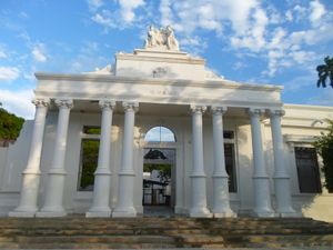 수크레 주 정부 청사의 정면