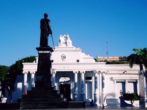 쿠마나의 볼리바르 광장, 배경에 수크레 주 정부 궁전이 있다