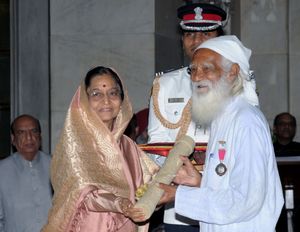 2009년 4월 14일 뉴델리의 라슈트라파티 바반에서 열린 시민 서훈식에서 프라티바 데비싱 파틸 대통령이 순데랄 바후구나에게 파드마 비부샨 훈장을 수여하고 있다.