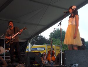 뉴포트 포크 페스티벌에서 공연하는 She & Him (2008년 8월 2일)