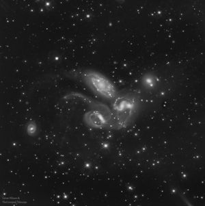 리버풀 망원경에서 촬영한 슈테팡 5중주의 지상 흑백(sdss-g 필터) 이미지