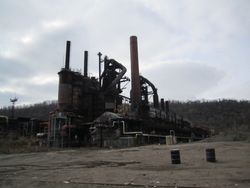 낡아버린 시내 제철소의 고로 잔해