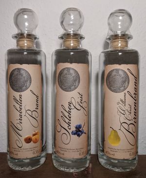 독일 슈납스 3병, 미라벨 자두, 슬로 및 윌리엄 배로 만든 슈냅스.