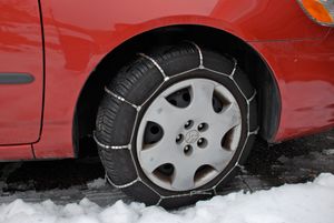 비교적 간단하고 설치가 용이한 디자인의 케이블 체인이 자동차 타이어에 장착된 모습. 사다리형 또는 "래디얼" 디자인이다.