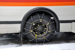 버스 타이어에 장착된 케이블 체인