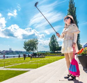 일본 관광객이 스톡홀름 시청에서 셀카를 찍고 있다.