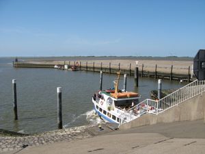 국립공원에서 제공되는 거의 모든 해운 교통은 관광객을 위한 것이다. 많은 해운 회사들이 국립공원 관리국과 협력하고 있다.