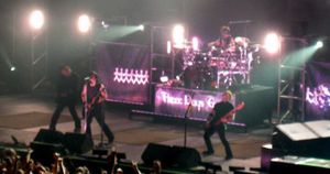 2008년 공연하는 쓰리 데이즈 그레이스