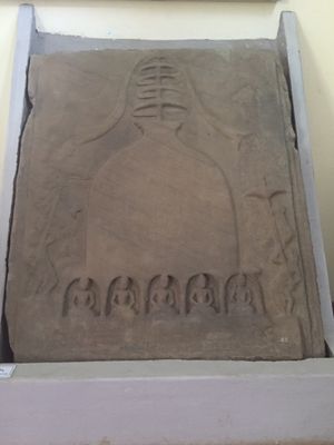 미얀마 바고 스리크세트라. 킨 바 언덕에서 발견된 사암으로 된 불탑의 석조 부조