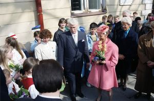 스웨덴 왕비 실비아가 1992년 에스토니아 탈린의 구스타프 아돌프 김나지움을 방문했다.