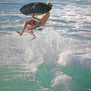 스킴보드는 유리 섬유에서 탄소 섬유에 이르기까지 다양한 재료로 제작될 수 있습니다.