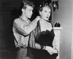 1954년, 제너럴 일렉트릭 극장에서 "The Hunted"를 공연하는 호미어와 에블린 앤커스