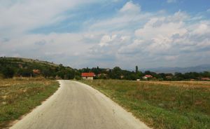스타로 나고리차네, 뒤쪽으로 보이는 성 조지 교회의 돔