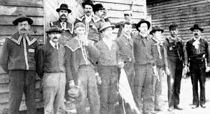 레드 셔츠가 1898년 11월 올드 헌드레드에서 투표소에 서 있다.