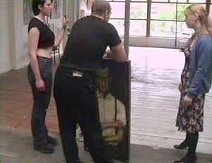 스텔라 바인(오른쪽)과 샬럿 개빈 (왼쪽) 및 조 머신이 2001년 'Vote Stuckist' 쇼에서, 그녀의 작품이 처음으로 공개적으로 전시되었다.