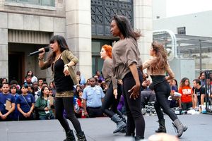 2011년 파라마운트 스튜디오에서 공연하는 스쿨 걸스