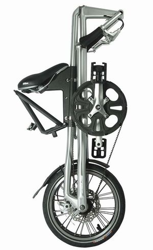 스트라이다를 접은 모습- 손잡이를 잡고 바퀴를 굴릴 수 있다.