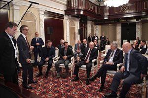 영화 제작진과 주요 등장인물들의 프로토타입이 블라디미르 푸틴과 만나는 모습. 2017년 10월 4일.