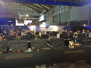 EB 게임 엑스포 2015 참석자 30명이 스타워즈: 배틀프론트에서 단일 서버에서 경기를 하는 모습