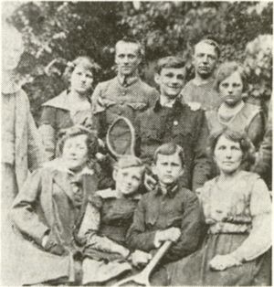1915년경 우크라이나의 투르케비치 가족: 가운데 줄 (왼쪽에서 오른쪽으로) 스테파니야의 여동생 이레나, 그녀의 남동생 레프 (라켓을 들고), 그리고 스테파니야