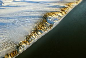 절벽 지형을 보여주는 스톨보보이섬 해안의 일부.