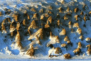 스톨보보이섬 절벽의 기묘한 돌 구조물들.