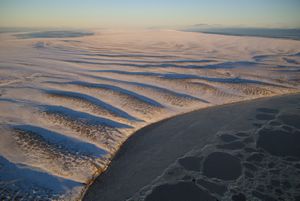 스톨보보이섬의 울퉁불퉁하고 황량한 지형.
