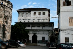 혁명 후 인민 은행으로 개조된 이전 건물