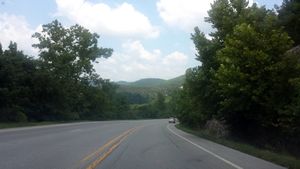 마운틴 뷰 북쪽의 오자크 산맥을 통과하는 고속도로 5/9/14