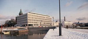 엔소-구트차이트 OY를 위해 건설된 본사는 헬싱키 항구 지역에 위치하며, 1962년 알바 알토가 설계했다.