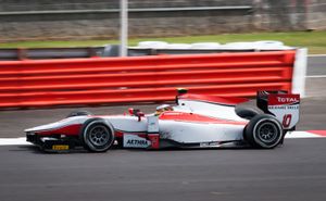 반두른이 2014년 GP2 시리즈 실버스톤 라운드에서 레이싱하는 모습