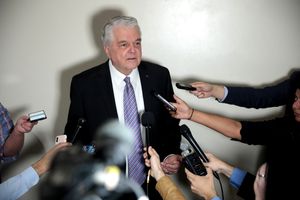 2020년 네바다 민주당 대선 후보 경선에 앞서 언론에 발언하는 시솔락