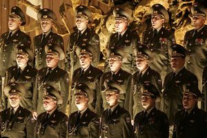 2004년 알렉산드로프 앙상블의 바티칸 공연에서 합창하는 모습이다.