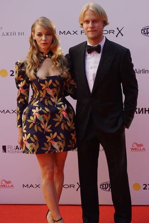 2016년 소치에서 열린 키노타브르 영화제에서 스베틀라나 우스티노바와 일리야 스튜어트.