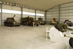 스페인 내전 동안 사용된 전차 중 일부, 엘 골로소 군사 기지(마드리드)에 위치한 장갑차 박물관에 전시되어 있다. 배경에는 각각 도색(공화파/국민파)이 된 두 대의 T-26과 오른쪽에 Panzer I가 있다. 맨 왼쪽에는 Verdeja가 있다.