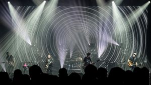 2017년 캘리포니아주 오클랜드의 폭스 극장에서의 슬로다이브